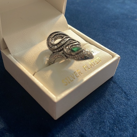 Green eyed embellished snake ring - Picture 9 of 10